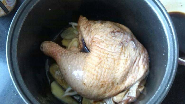 ≈电饭锅版烤鸡≈,把腌好的鸡边腿放入锅中淋上盘里剩下的料汁，但是不能多了，不然成煮鸡腿了