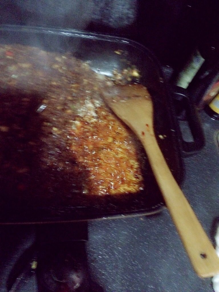 肉渣香菇辣酱,翻炒到基本没有水分，全是油就差不多了