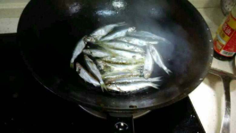 炒香辣小鱼干,锅里放适量油在放一点点盐把小鱼倒进炸。