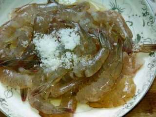 香辣干锅虾,在加入盐腌制一下。