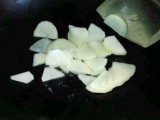 香辣干锅虾,锅里放油把土豆倒进去翻炒。