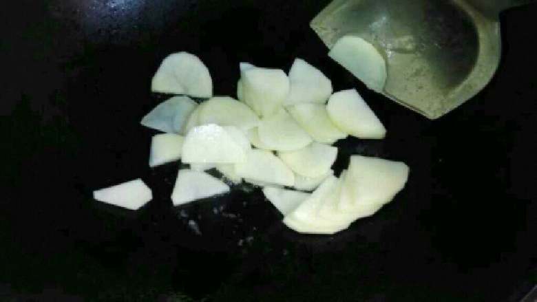 香辣干锅虾,锅里放油把土豆倒进去翻炒。
