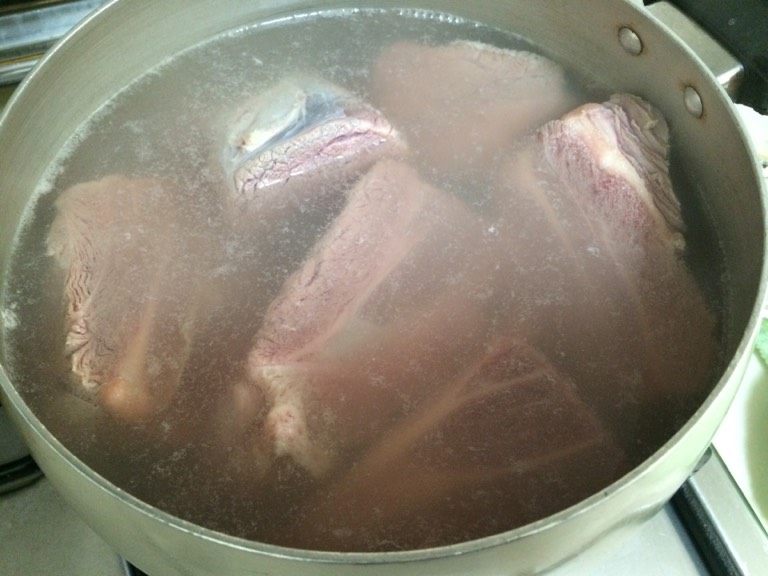 酱牛肉,如图烧开一锅水，将牛肉放进去煮沸后拿出来；