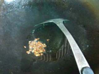 香辣干锅虾,锅里放油热后放入花椒粒爆香。