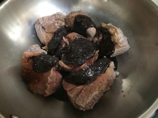 酱牛肉,如图将牛腱平铺放入炒锅，倒入生抽、老抽、豆瓣酱、白糖；