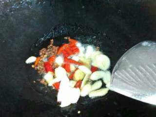 香辣干锅虾,在把姜，蒜，红辣椒放进翻炒。
