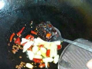 香辣干锅虾,在放入豆瓣酱。