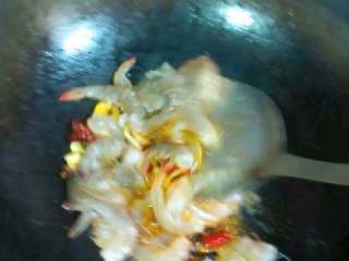 香辣干锅虾,在放入腌制好的虾翻炒。