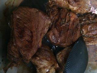 酱牛肉,如图翻炒几下，每块牛肉上面都均匀裹上酱料以后加水；