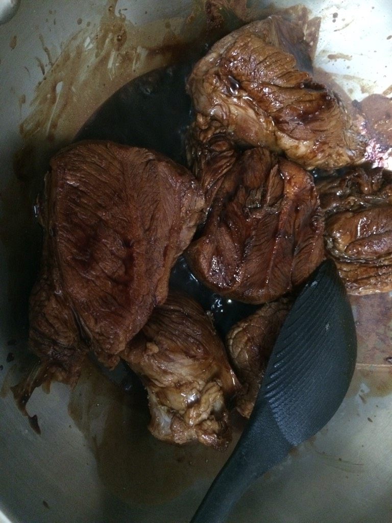 酱牛肉,如图翻炒几下，每块牛肉上面都均匀裹上酱料以后加水；