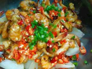 香辣干锅虾,在把虾和炒好的土豆，洋葱都倒进干锅里，撒上葱花。