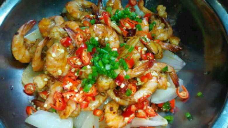 香辣干锅虾,在把虾和炒好的土豆，洋葱都倒进干锅里，撒上葱花。