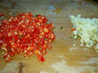 板栗烧鸡,把准备好的辣椒和蒜切碎。
