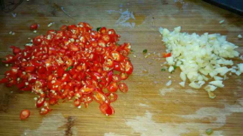 板栗烧鸡,把准备好的辣椒和蒜切碎。