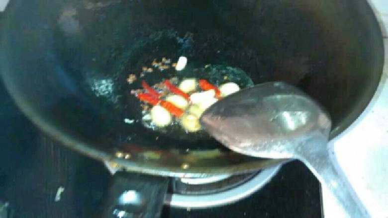 板栗烧鸡,炒板栗还剩下的油放一点点蒜和辣椒爆香。