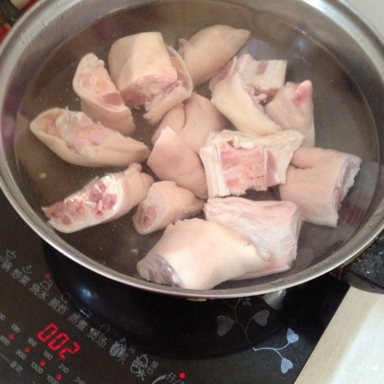 杂豆莲藕猪手汤,如图接着放入猪手煮开