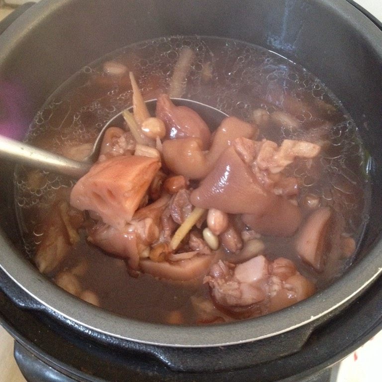 杂豆莲藕猪手汤,如图出锅少许盐调味即食