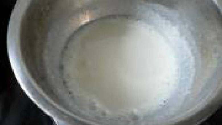 木瓜牛奶冻,加热至牛奶液开始沸腾后关火。