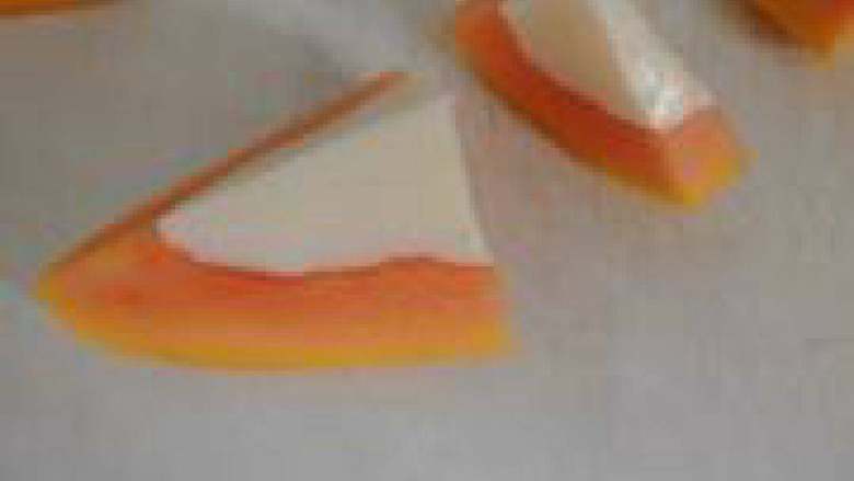木瓜牛奶冻,冷藏好的木瓜冻切块装盘，即可食用。