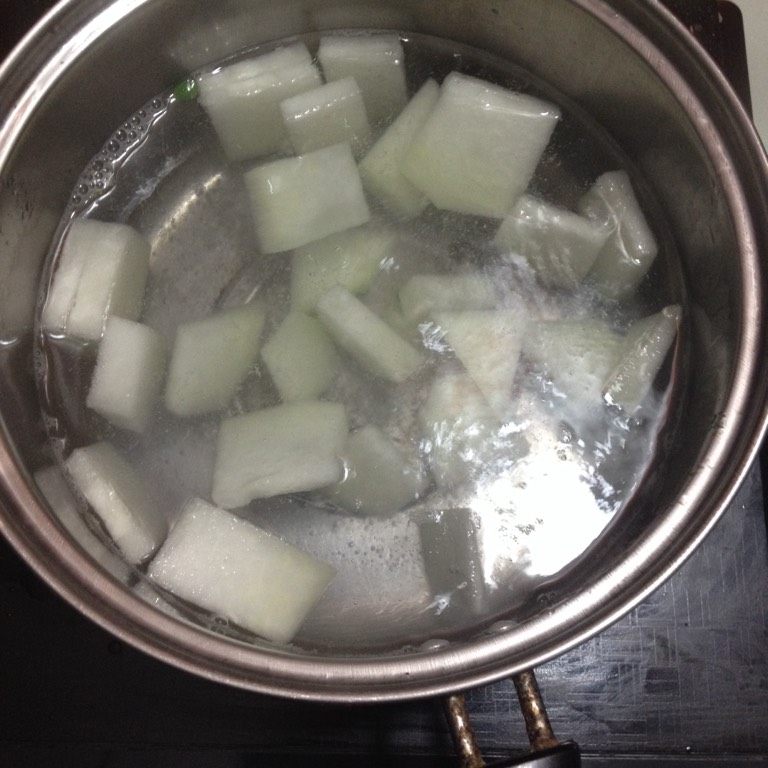 虾丸冬瓜汤,如图烧开水，先放冬瓜，煮五分钟