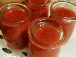 草莓果酱,将草莓酱装入容器瓶。