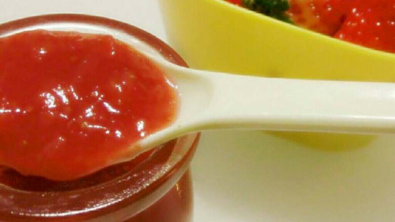 草莓果酱,放冰箱里冷藏。
吃的时候用消毒过的勺子舀出来用，不然剩下的不易保存会变质。
用来搭配酸奶，涂抹面包吐司都是很好的搭档哦～