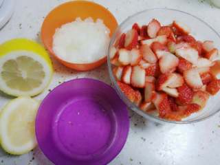 草莓果酱,草莓洗净后切小块，柠檬切开后取汁，冰糖敲碎。
