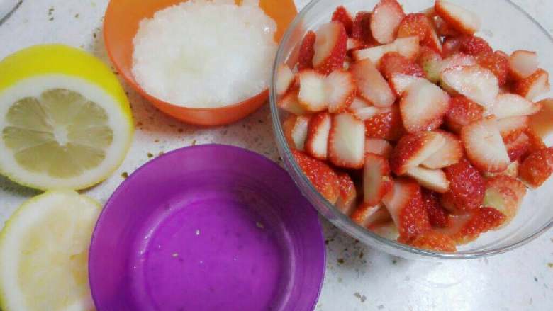草莓果酱,<a style='color:red;display:inline-block;' href='/shicai/ 592'>草莓</a>洗净后切小块，柠檬切开后取汁，冰糖敲碎。