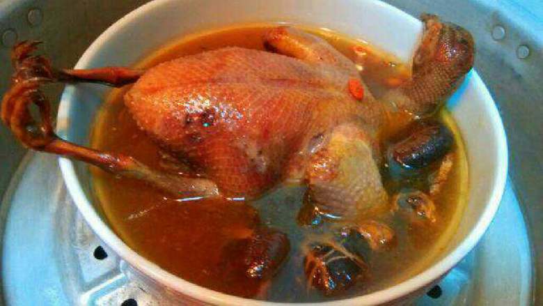 鸽子汤,装入大碗里入蒸锅蒸2个小时