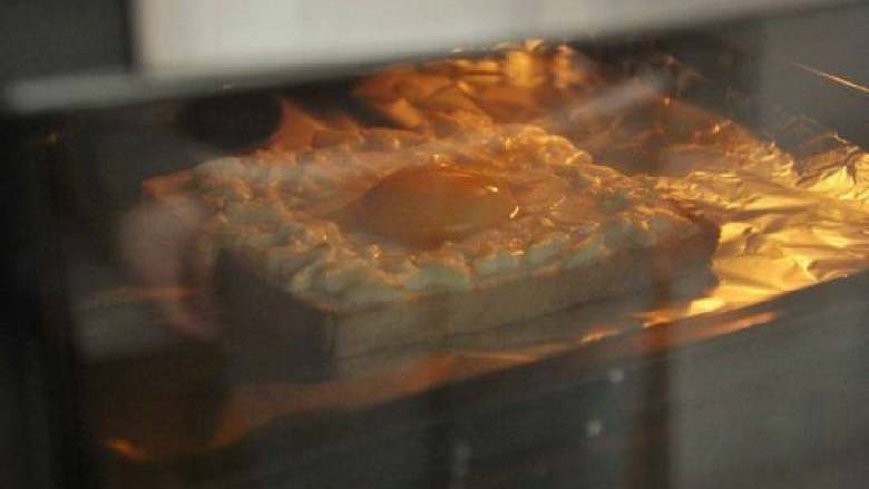 鸡蛋芝士烤吐司,烤箱预热180度，把Step 4的成品放在铺好锡纸的烤盘上，然后送入烤箱上下火烤大约10分钟。 (每个烤箱的脾气不同，所以温度和时间需要自己掌握，看到芝士融化即可)
