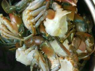 麻辣香锅螃蟹,准备好的螃蟹洗干净弄成两半。