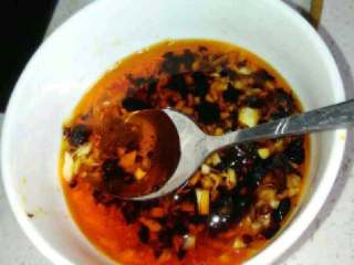 麻辣香锅螃蟹,把适量老干妈倒入碗里，放入姜，蒜腌制备用。