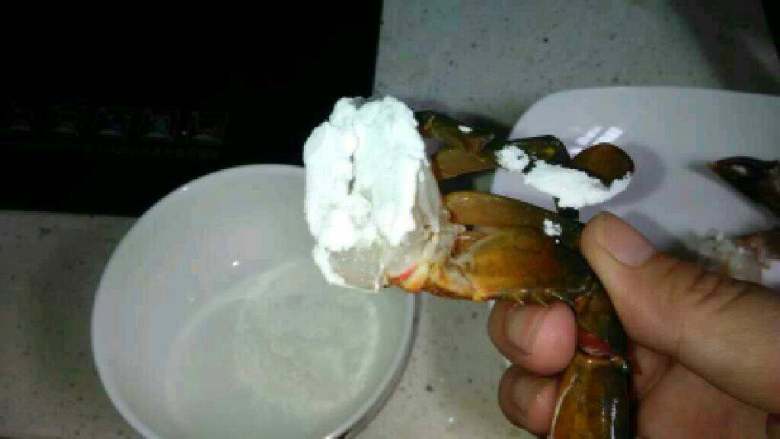 麻辣香锅螃蟹,碗里倒入适量生粉，把螃蟹裹上生粉。