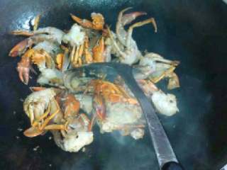 麻辣香锅螃蟹,锅里在放油把螃蟹倒进去翻炒。