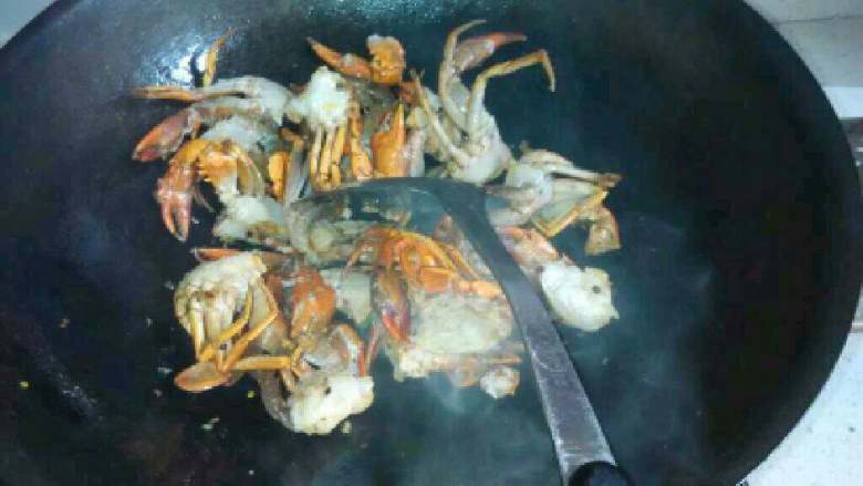 麻辣香锅螃蟹,锅里在放油把螃蟹倒进去翻炒。