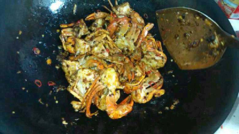 麻辣香锅螃蟹,把螃蟹翻炒均匀在适量盐调味盛出。