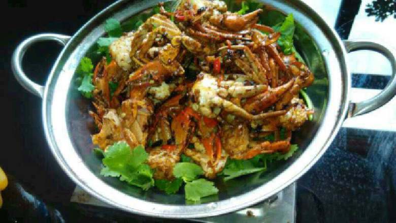 麻辣香锅螃蟹,在把炒好的螃蟹倒进去就可以了（可以加适量水慢慢煮着吃，不够盐可以在加，越煮越香哦！）。