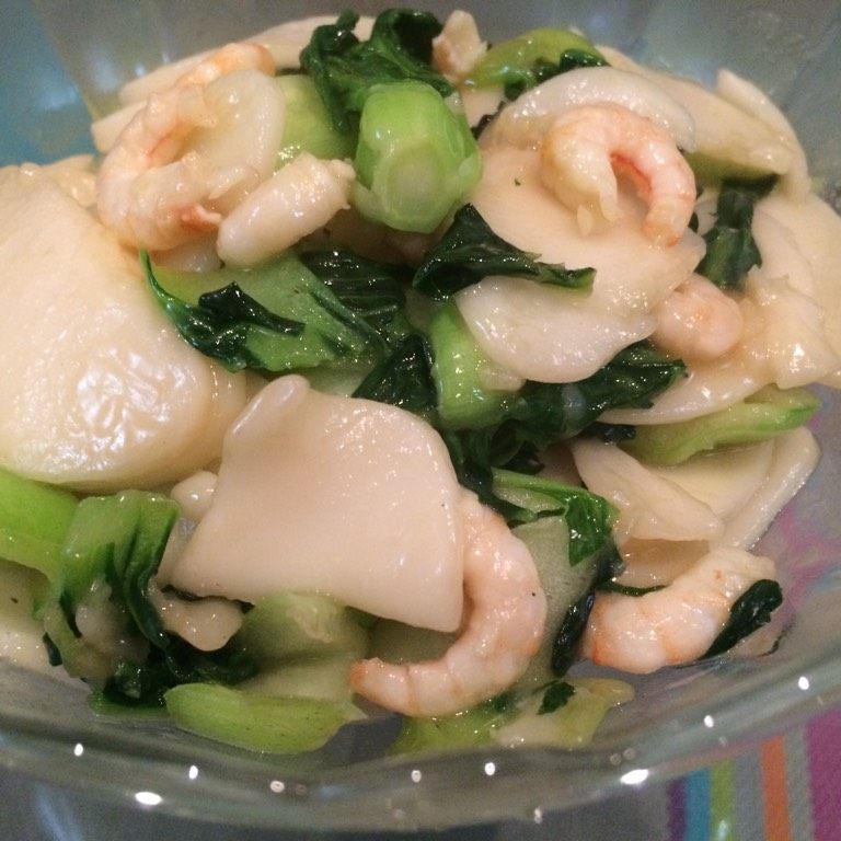 虾仁青菜炒年糕,如图出锅盛入碗中。