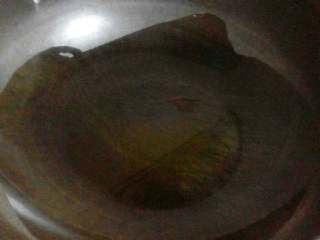 糖醋鸡中翅,锅里放适量油烧热。