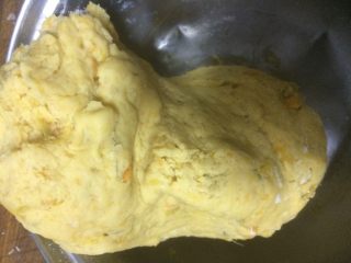 红薯丸子,如图加入面粉和成面团