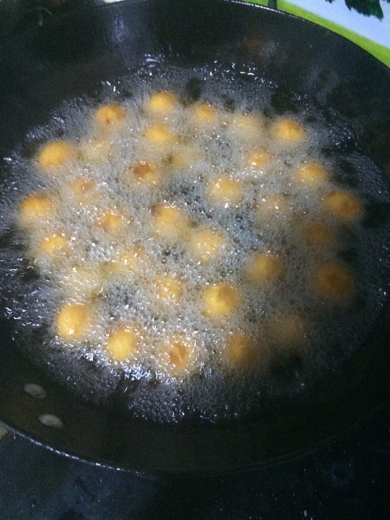 红薯丸子,如图在六成热的油锅内炸制，油放多点儿好