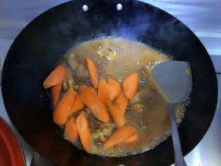 胡萝卜烧鸡腿,水烧开后加入胡萝卜。