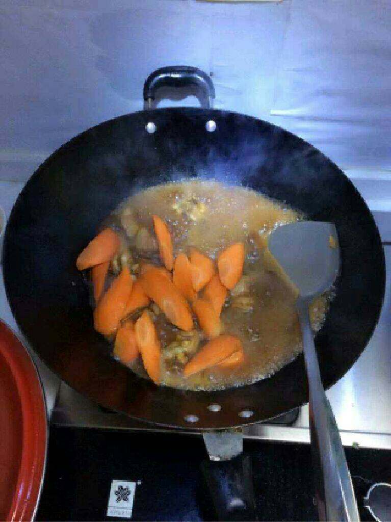 胡萝卜烧鸡腿,水烧开后加入胡萝卜。