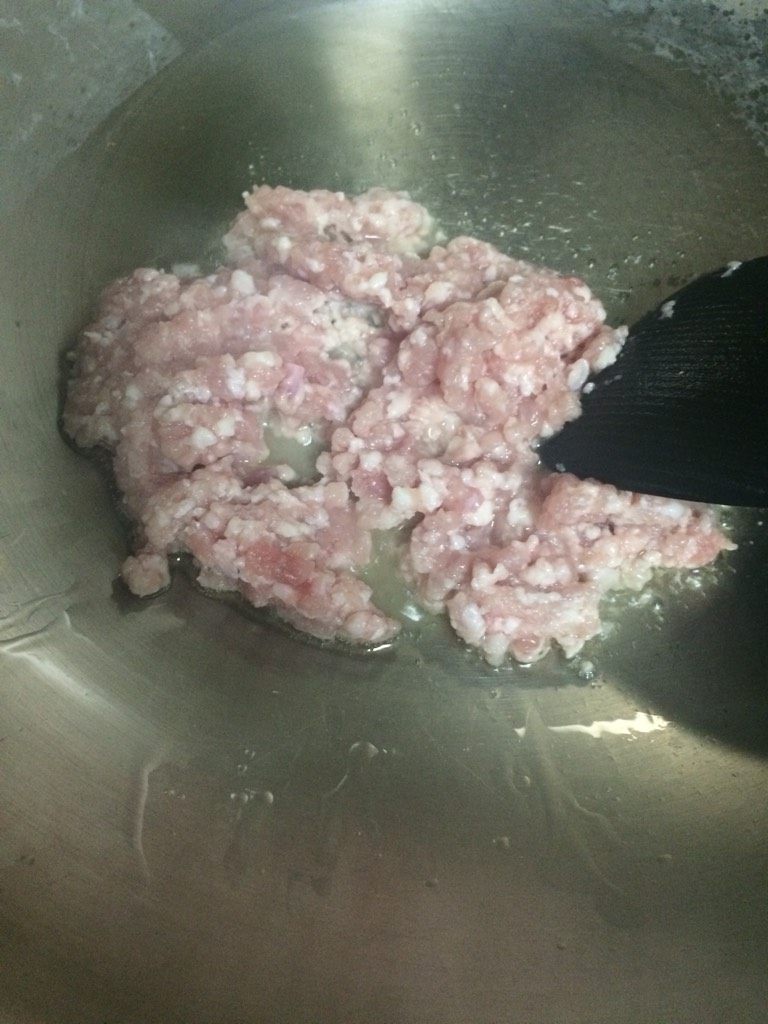 肉糜豆腐,如图起油锅，5分热时倒入肉糜翻炒；
