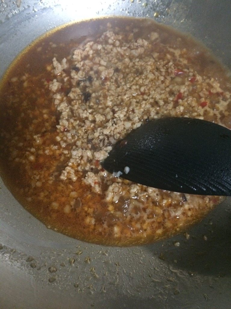 肉糜豆腐,如图加入生抽、豆豉辣酱翻炒几下，加入少许水；