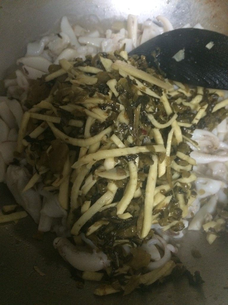雪菜冬笋墨鱼,如图将之前的雪菜冬笋倒入锅中，翻炒均匀，再不停翻炒3分钟左右；