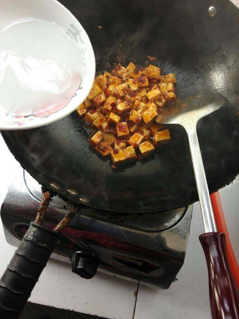 红烧豆腐,生粉加水，兑好倒入锅里翻炒两下