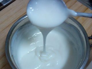 炸鲜奶,材料：纯牛奶两袋，约500克。我用的蒙牛纯牛奶。白砂糖50克，量由自己来定，淀粉约100克。如果有黄油的话可以加2克黄油，有吉士粉的，也可以放一点，蛋清一只。（黄油与吉士粉如果没有，是可以舍去的）
牛奶里面加上白砂糖，用小火熬制，淀粉用水搅匀，一点一点的加入到牛奶中，要顺时针搅拌，奶糊开时加入蛋清，快速搅拌，一定要用小火。
到如图中的状态就可以关火了。