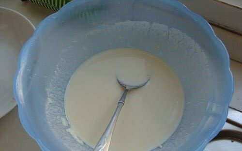 炸鲜奶,脆皮桨的作法：
面粉、淀粉和清水按5:1;4制成糊状（这是我在电视中学的）加入一点盐（约2克），搅匀，然后加一点色拉油，放置15分钟