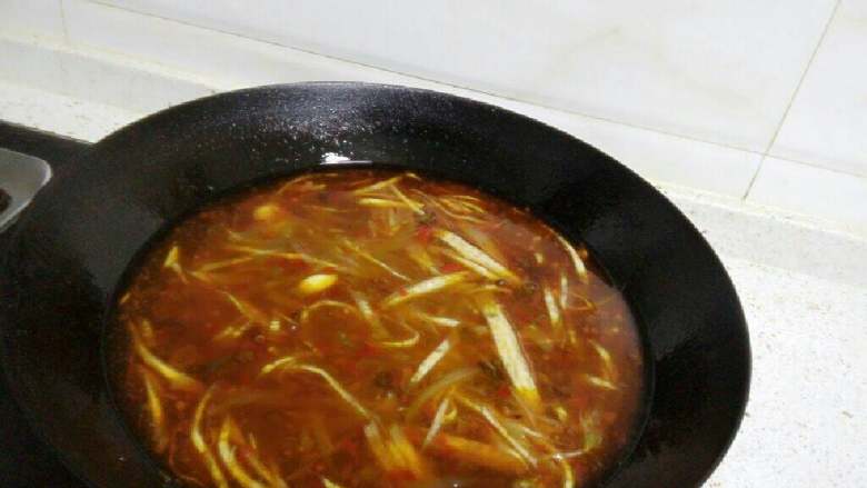 酸萝卜鱼片汤,加入大半锅水，大火烧开后开中小火熬20分钟，将所有配料的酸辣香味熬出汤味～